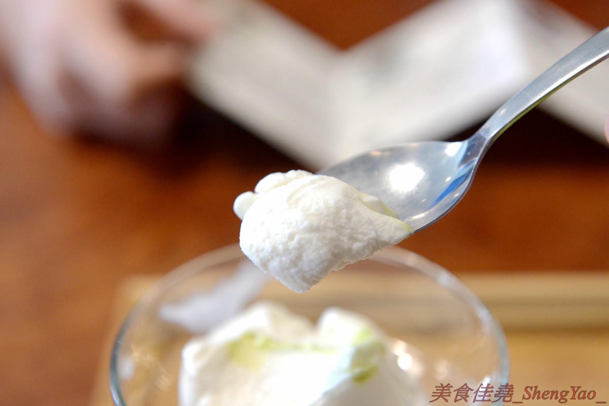 [台中沙鹿]啡熊咖啡工坊 – 沙鹿新開幕的輕食咖啡店,特殊自家客廳式用餐環境,餐點價格便宜,接近兩枚50元硬幣直徑厚度的鬆餅超吸睛,口感不輸台中知名下午茶店,店內還有超級可愛的鬆獅犬店狗
