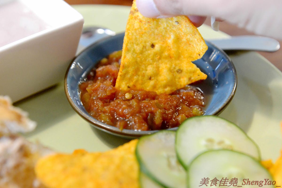 [台中沙鹿]啡熊咖啡工坊 – 沙鹿新開幕的輕食咖啡店,特殊自家客廳式用餐環境,餐點價格便宜,接近兩枚50元硬幣直徑厚度的鬆餅超吸睛,口感不輸台中知名下午茶店,店內還有超級可愛的鬆獅犬店狗