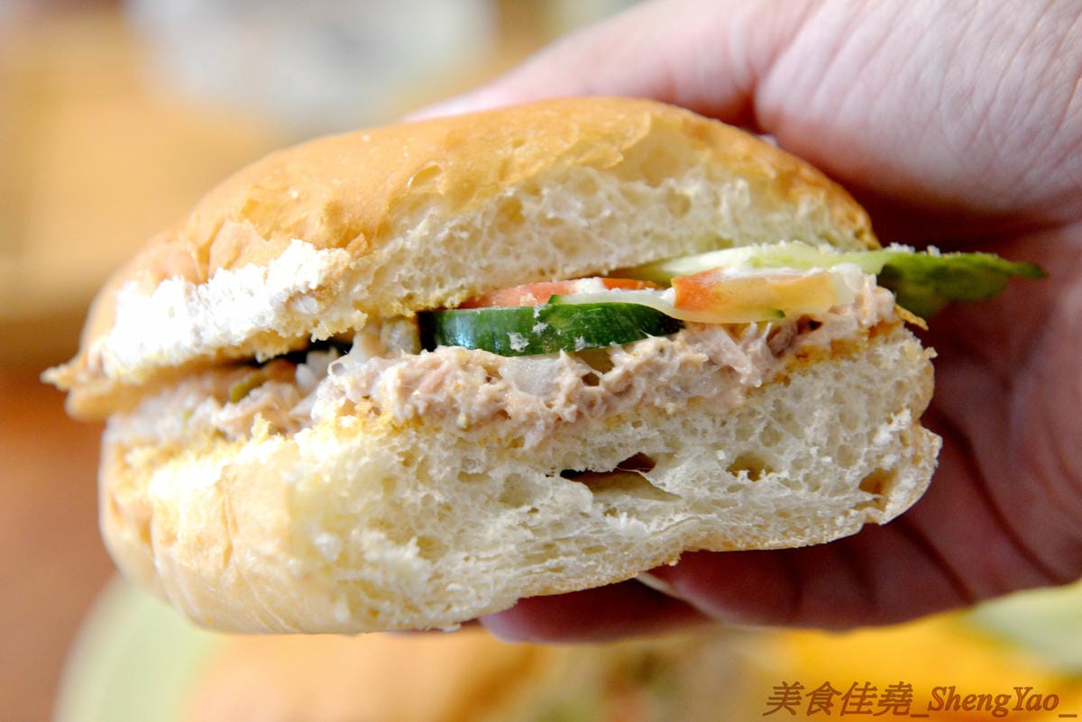 [台中沙鹿]啡熊咖啡工坊 – 沙鹿新開幕的輕食咖啡店,特殊自家客廳式用餐環境,餐點價格便宜,接近兩枚50元硬幣直徑厚度的鬆餅超吸睛,口感不輸台中知名下午茶店,店內還有超級可愛的鬆獅犬店狗