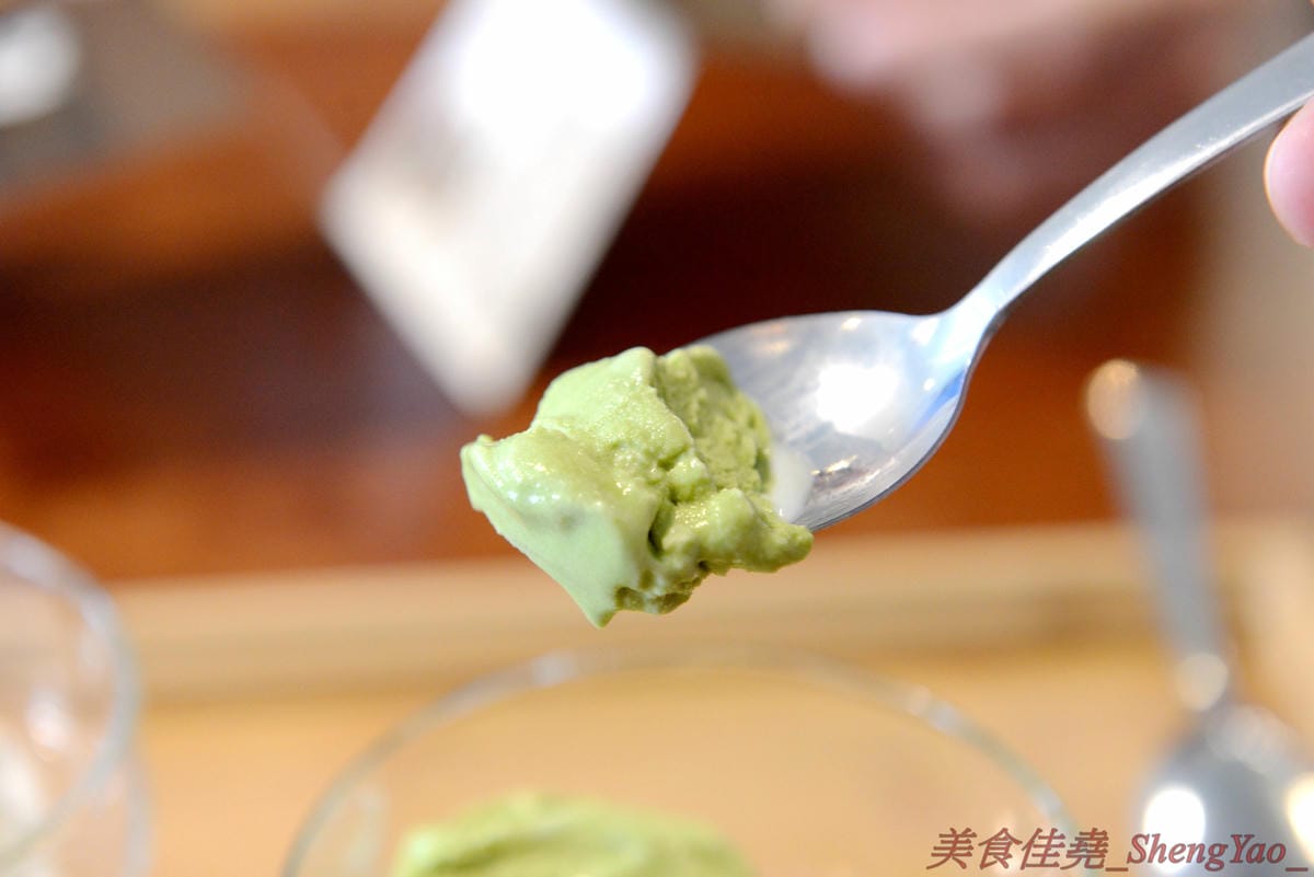 [台中沙鹿]啡熊咖啡工坊 – 沙鹿新開幕的輕食咖啡店,特殊自家客廳式用餐環境,餐點價格便宜,接近兩枚50元硬幣直徑厚度的鬆餅超吸睛,口感不輸台中知名下午茶店,店內還有超級可愛的鬆獅犬店狗