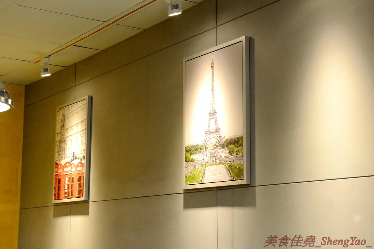 [台中沙鹿]啡熊咖啡工坊 – 沙鹿新開幕的輕食咖啡店,特殊自家客廳式用餐環境,餐點價格便宜,接近兩枚50元硬幣直徑厚度的鬆餅超吸睛,口感不輸台中知名下午茶店,店內還有超級可愛的鬆獅犬店狗