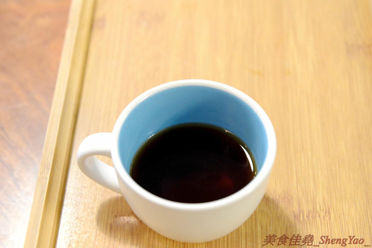 [台中沙鹿]啡熊咖啡工坊 – 沙鹿新開幕的輕食咖啡店,特殊自家客廳式用餐環境,餐點價格便宜,接近兩枚50元硬幣直徑厚度的鬆餅超吸睛,口感不輸台中知名下午茶店,店內還有超級可愛的鬆獅犬店狗