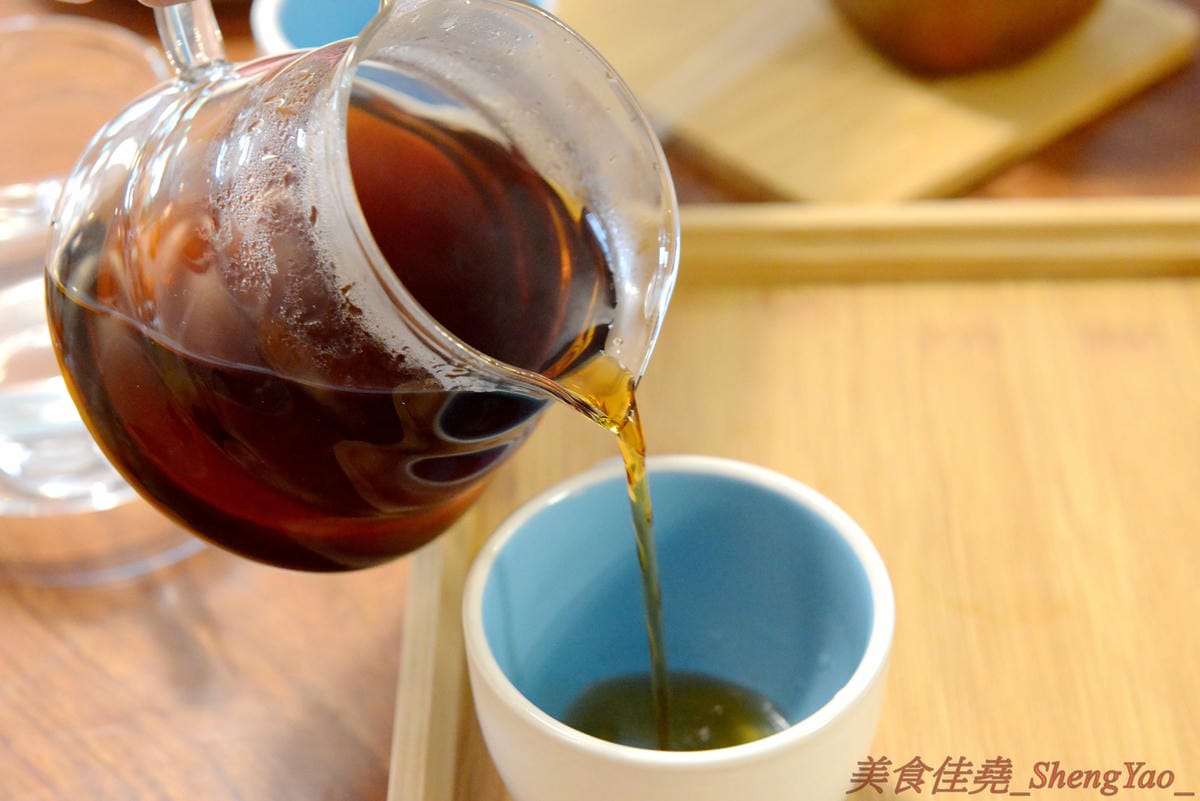 [台中沙鹿]啡熊咖啡工坊 – 沙鹿新開幕的輕食咖啡店,特殊自家客廳式用餐環境,餐點價格便宜,接近兩枚50元硬幣直徑厚度的鬆餅超吸睛,口感不輸台中知名下午茶店,店內還有超級可愛的鬆獅犬店狗