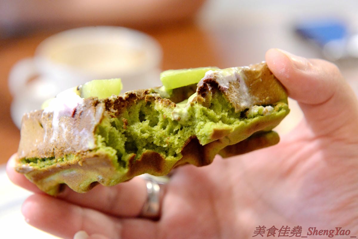 [台中沙鹿]啡熊咖啡工坊 – 沙鹿新開幕的輕食咖啡店,特殊自家客廳式用餐環境,餐點價格便宜,接近兩枚50元硬幣直徑厚度的鬆餅超吸睛,口感不輸台中知名下午茶店,店內還有超級可愛的鬆獅犬店狗