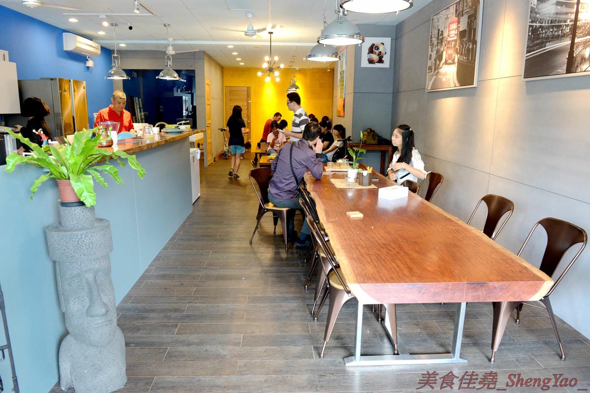 [台中沙鹿]啡熊咖啡工坊 – 沙鹿新開幕的輕食咖啡店,特殊自家客廳式用餐環境,餐點價格便宜,接近兩枚50元硬幣直徑厚度的鬆餅超吸睛,口感不輸台中知名下午茶店,店內還有超級可愛的鬆獅犬店狗