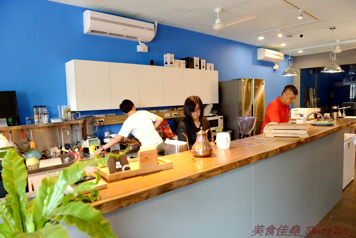 [台中沙鹿]啡熊咖啡工坊 – 沙鹿新開幕的輕食咖啡店,特殊自家客廳式用餐環境,餐點價格便宜,接近兩枚50元硬幣直徑厚度的鬆餅超吸睛,口感不輸台中知名下午茶店,店內還有超級可愛的鬆獅犬店狗