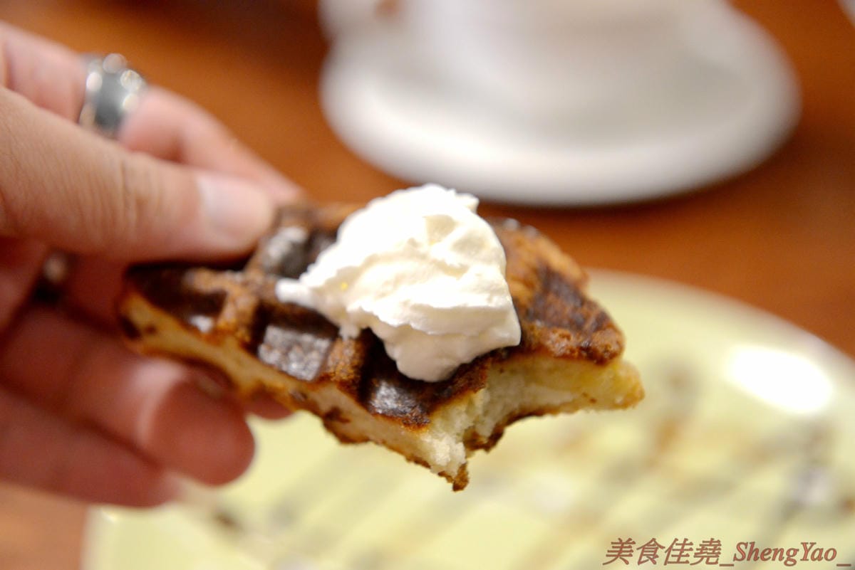 [台中沙鹿]啡熊咖啡工坊 – 沙鹿新開幕的輕食咖啡店,特殊自家客廳式用餐環境,餐點價格便宜,接近兩枚50元硬幣直徑厚度的鬆餅超吸睛,口感不輸台中知名下午茶店,店內還有超級可愛的鬆獅犬店狗