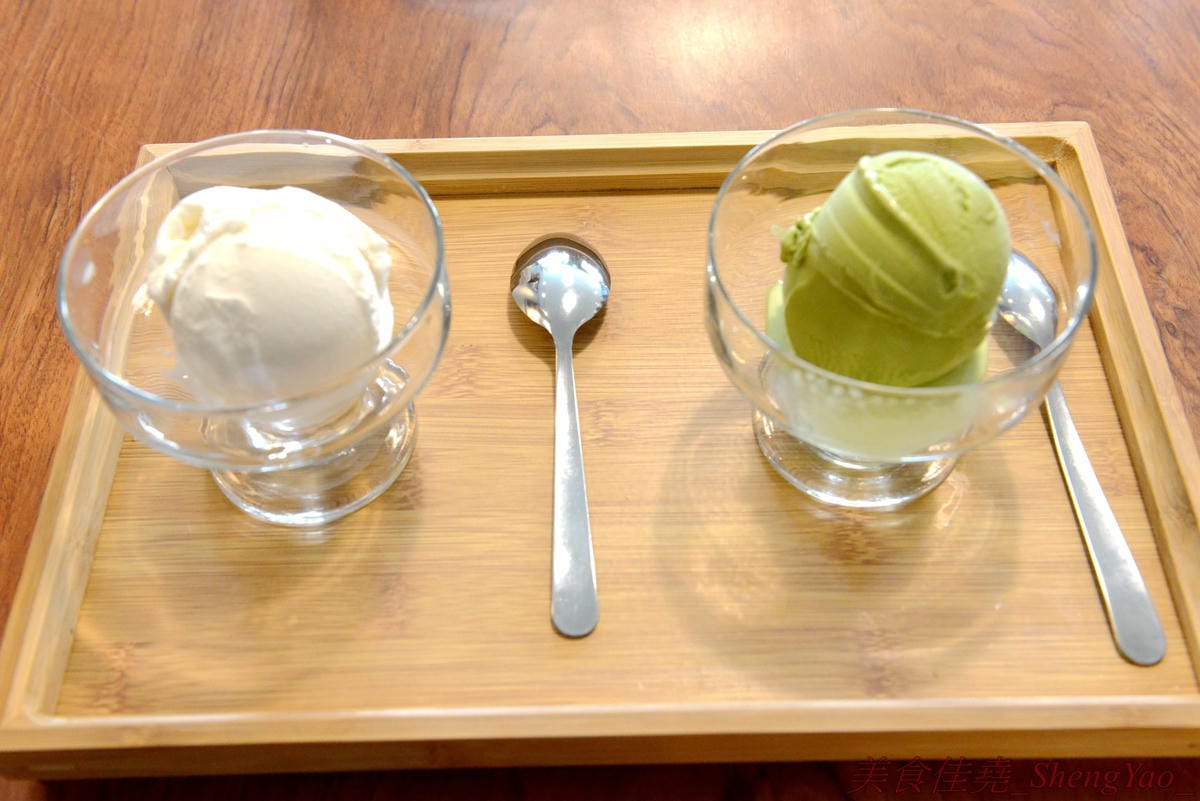 [台中沙鹿]啡熊咖啡工坊 – 沙鹿新開幕的輕食咖啡店,特殊自家客廳式用餐環境,餐點價格便宜,接近兩枚50元硬幣直徑厚度的鬆餅超吸睛,口感不輸台中知名下午茶店,店內還有超級可愛的鬆獅犬店狗