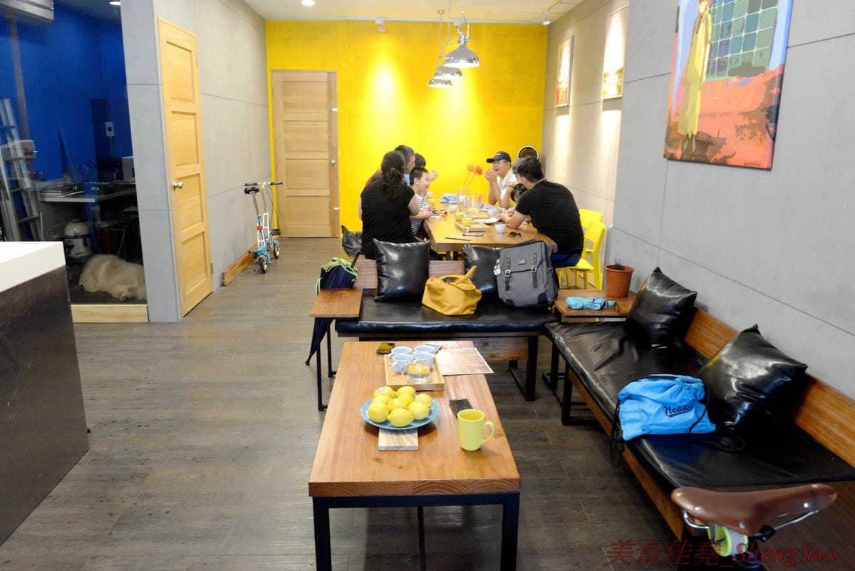 [台中沙鹿]啡熊咖啡工坊 – 沙鹿新開幕的輕食咖啡店,特殊自家客廳式用餐環境,餐點價格便宜,接近兩枚50元硬幣直徑厚度的鬆餅超吸睛,口感不輸台中知名下午茶店,店內還有超級可愛的鬆獅犬店狗