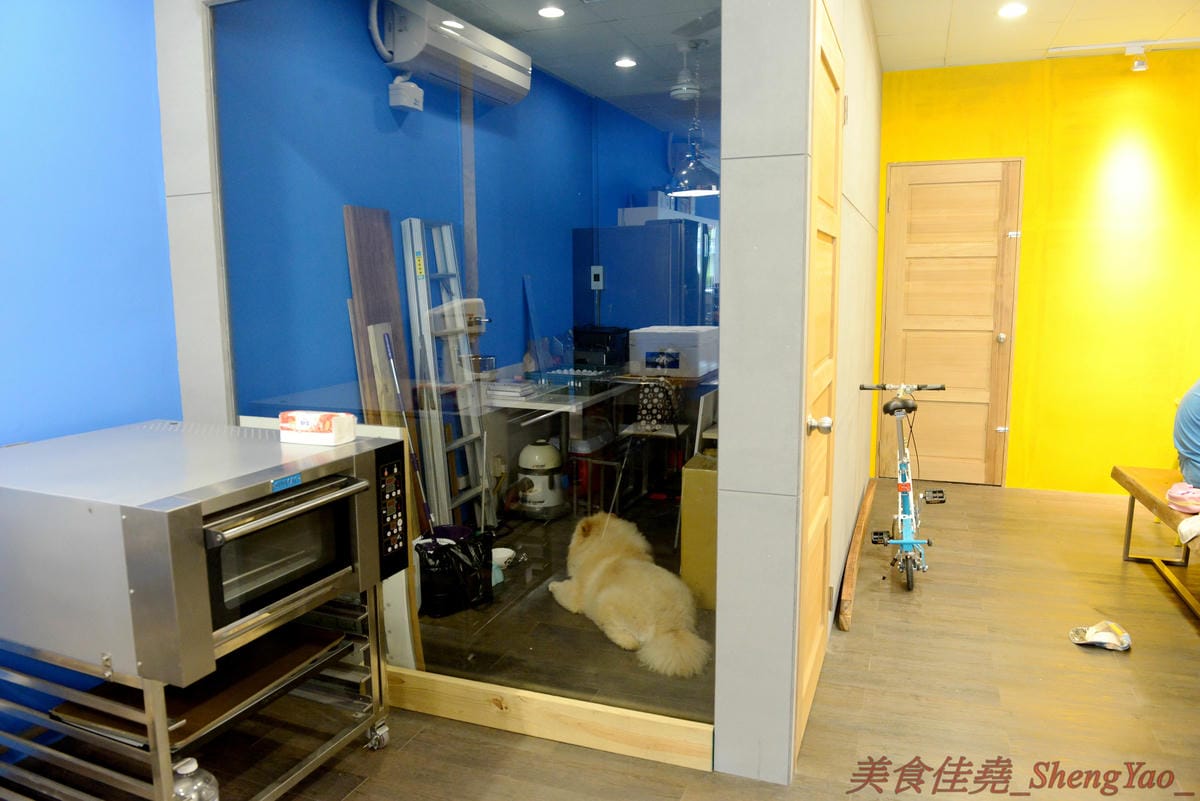 [台中沙鹿]啡熊咖啡工坊 – 沙鹿新開幕的輕食咖啡店,特殊自家客廳式用餐環境,餐點價格便宜,接近兩枚50元硬幣直徑厚度的鬆餅超吸睛,口感不輸台中知名下午茶店,店內還有超級可愛的鬆獅犬店狗