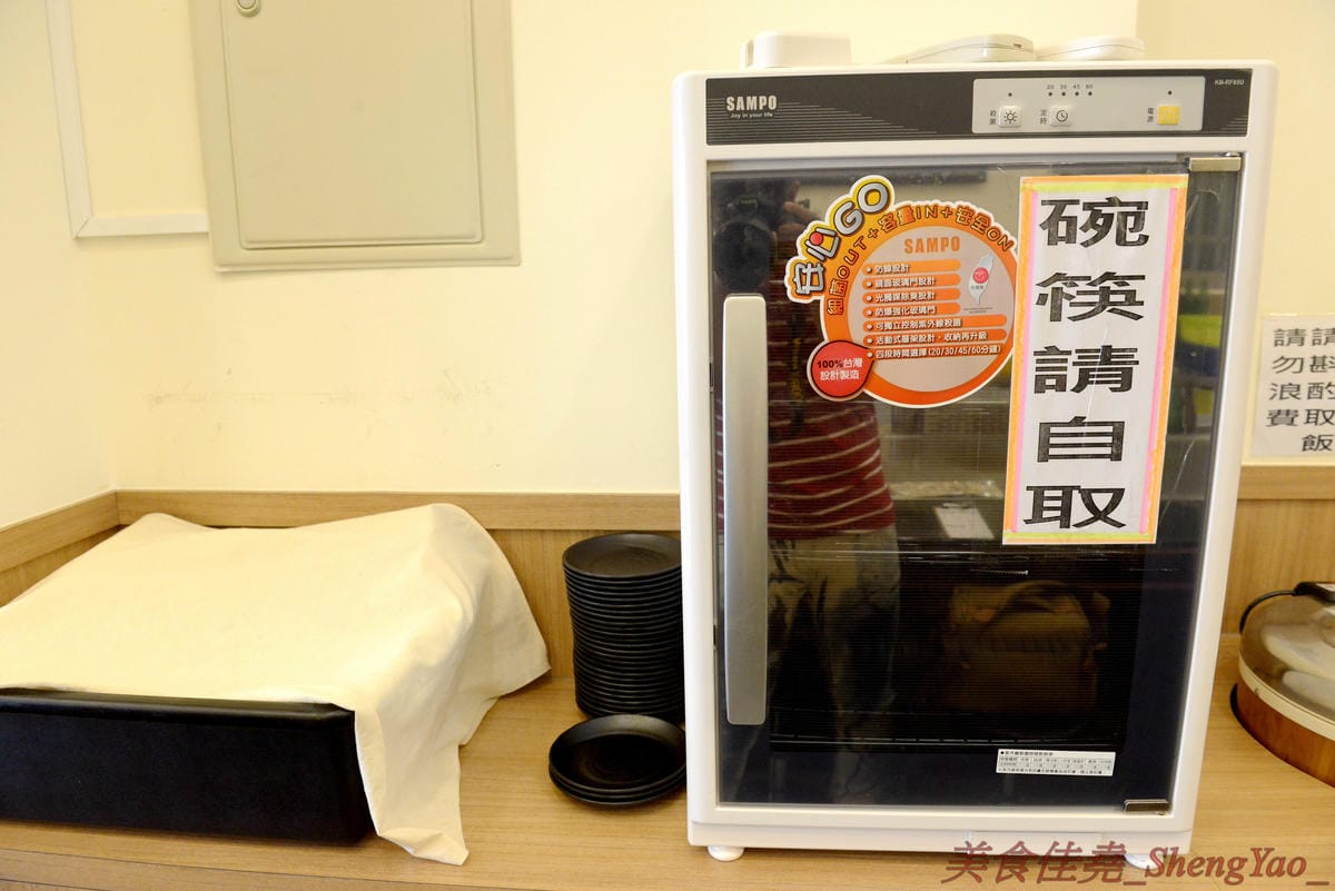 [台中沙鹿]饗樂鐵板燒 – 沙鹿新開幕的超人氣鐵板燒,平價消費,店內用餐享有白飯熱湯飲料無限供應,非常適合小資族和學生族群們。(已歇業)
