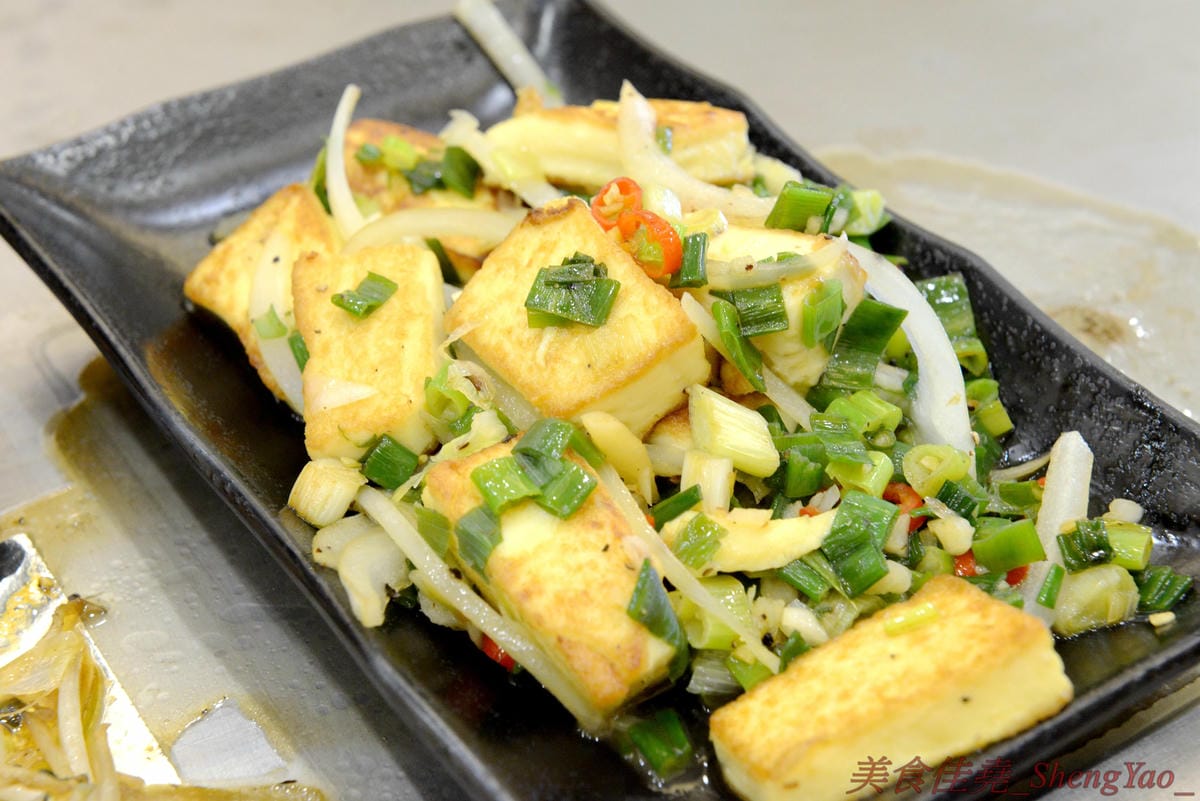 [台中沙鹿]饗樂鐵板燒 – 沙鹿新開幕的超人氣鐵板燒,平價消費,店內用餐享有白飯熱湯飲料無限供應,非常適合小資族和學生族群們。(已歇業)