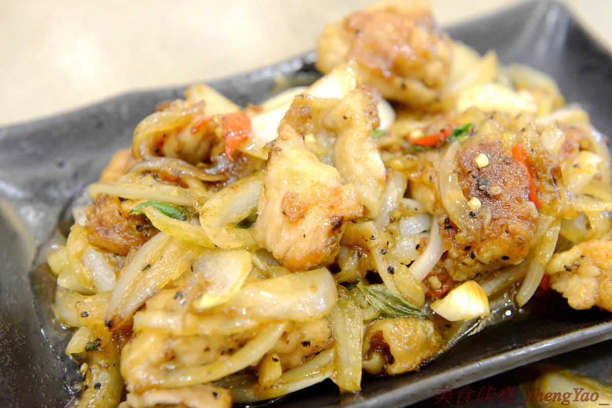 [台中沙鹿]饗樂鐵板燒 – 沙鹿新開幕的超人氣鐵板燒,平價消費,店內用餐享有白飯熱湯飲料無限供應,非常適合小資族和學生族群們。(已歇業)