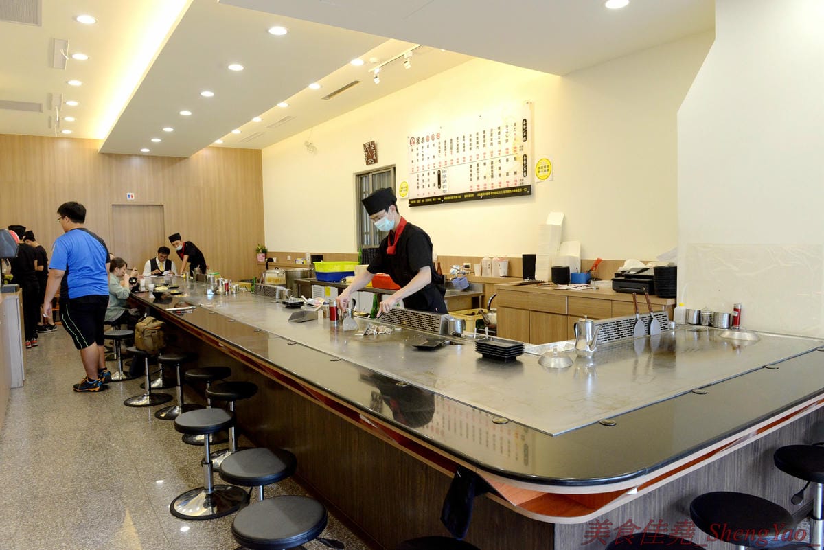 [台中沙鹿]饗樂鐵板燒 – 沙鹿新開幕的超人氣鐵板燒,平價消費,店內用餐享有白飯熱湯飲料無限供應,非常適合小資族和學生族群們。(已歇業)