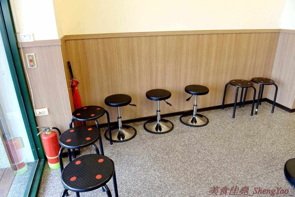 [台中沙鹿]饗樂鐵板燒 – 沙鹿新開幕的超人氣鐵板燒,平價消費,店內用餐享有白飯熱湯飲料無限供應,非常適合小資族和學生族群們。(已歇業)