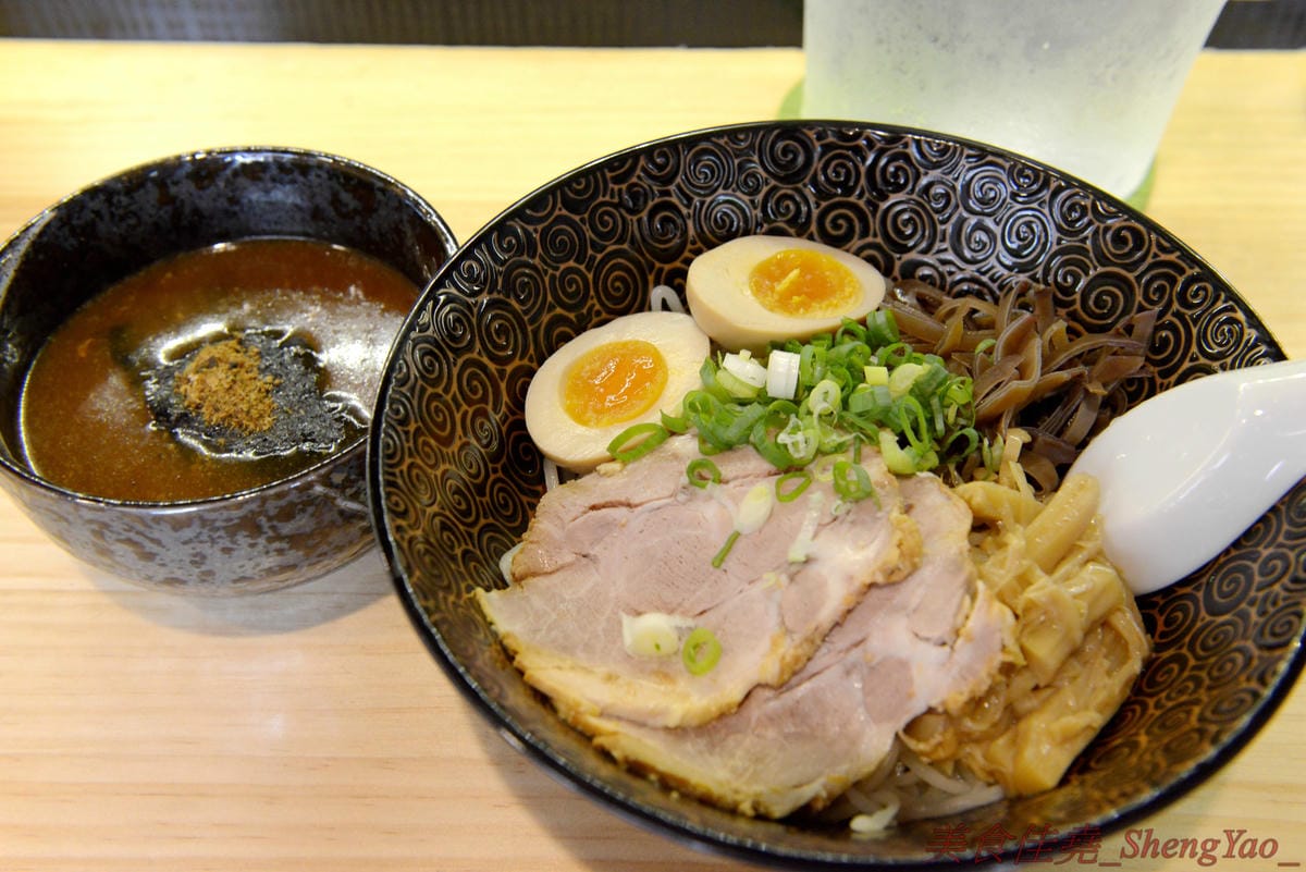[台中烏日]狸匠豚骨拉麵 – 烏日新開幕的拉麵店,主打濃郁日式湯頭,口味可以選擇台灣口味或是日本口味,配料給得實在,150元左右價位非常親民。(店家邀約)