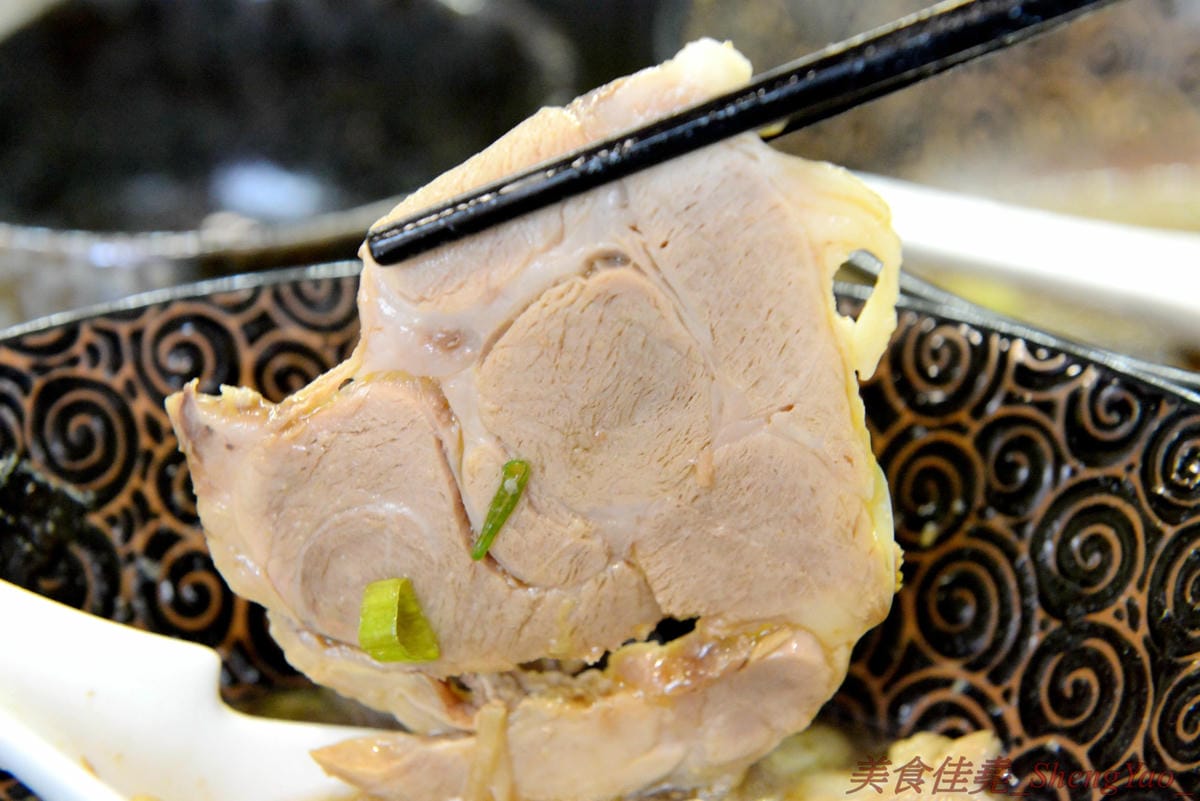 [台中烏日]狸匠豚骨拉麵 – 烏日新開幕的拉麵店,主打濃郁日式湯頭,口味可以選擇台灣口味或是日本口味,配料給得實在,150元左右價位非常親民。(店家邀約)