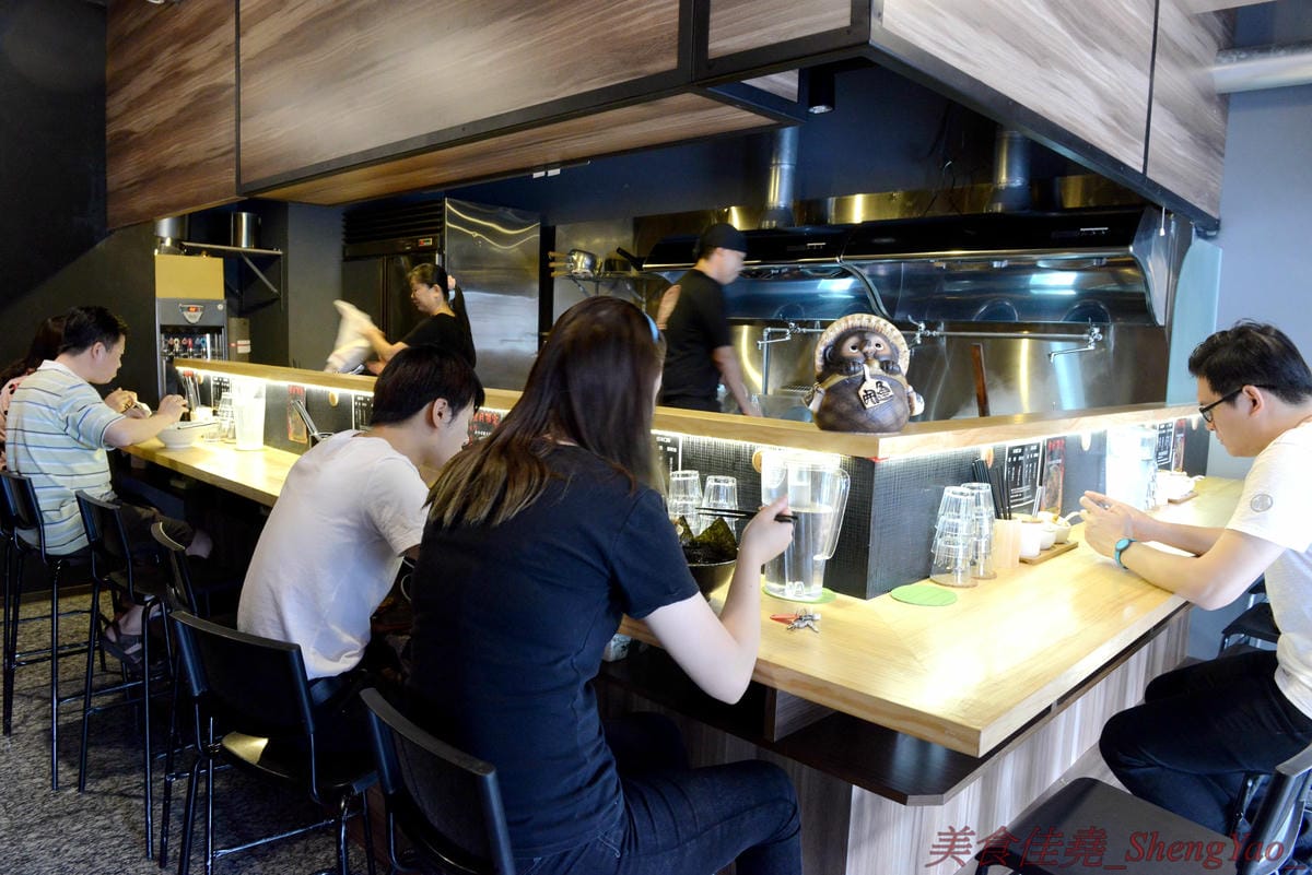 [台中烏日]狸匠豚骨拉麵 – 烏日新開幕的拉麵店,主打濃郁日式湯頭,口味可以選擇台灣口味或是日本口味,配料給得實在,150元左右價位非常親民。(店家邀約)