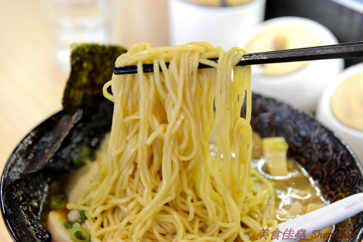 [台中烏日]狸匠豚骨拉麵 – 烏日新開幕的拉麵店,主打濃郁日式湯頭,口味可以選擇台灣口味或是日本口味,配料給得實在,150元左右價位非常親民。(店家邀約)