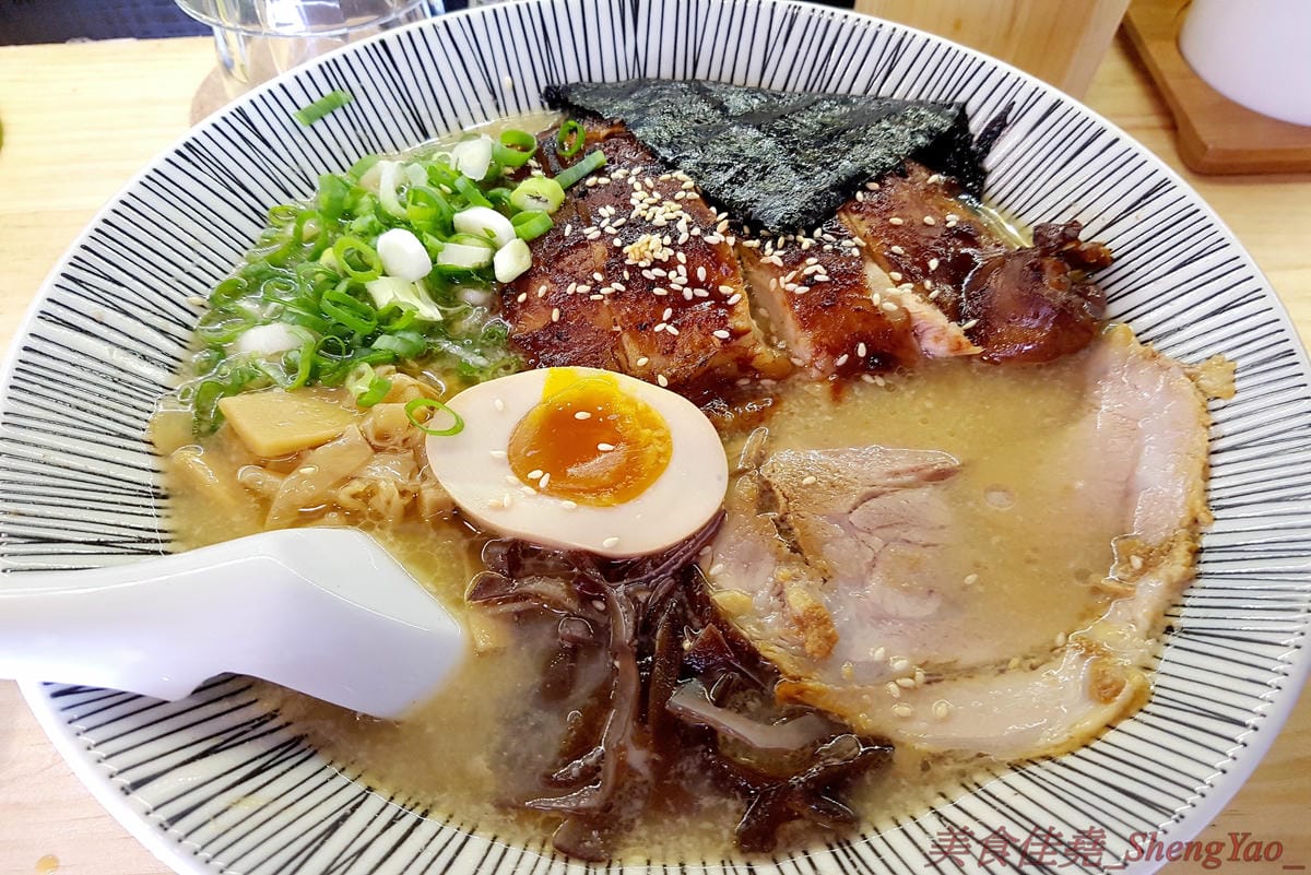 [台中烏日]狸匠豚骨拉麵 – 烏日新開幕的拉麵店,主打濃郁日式湯頭,口味可以選擇台灣口味或是日本口味,配料給得實在,150元左右價位非常親民。(店家邀約)