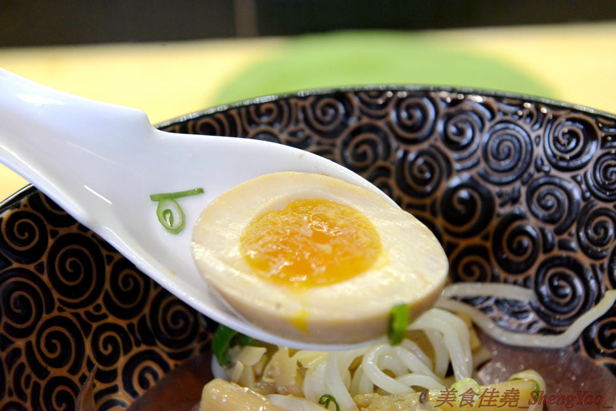 [台中烏日]狸匠豚骨拉麵 – 烏日新開幕的拉麵店,主打濃郁日式湯頭,口味可以選擇台灣口味或是日本口味,配料給得實在,150元左右價位非常親民。(店家邀約)