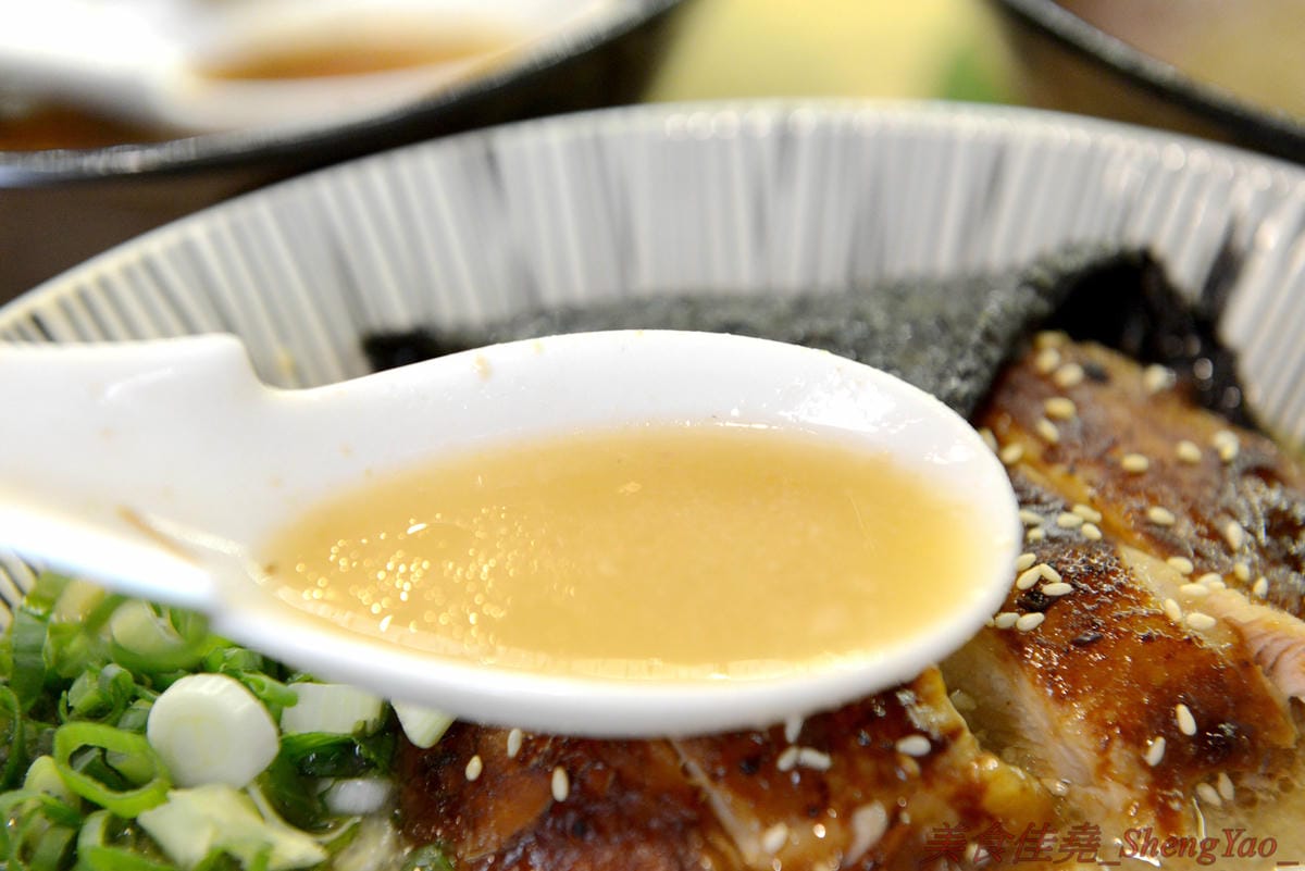 [台中烏日]狸匠豚骨拉麵 – 烏日新開幕的拉麵店,主打濃郁日式湯頭,口味可以選擇台灣口味或是日本口味,配料給得實在,150元左右價位非常親民。(店家邀約)