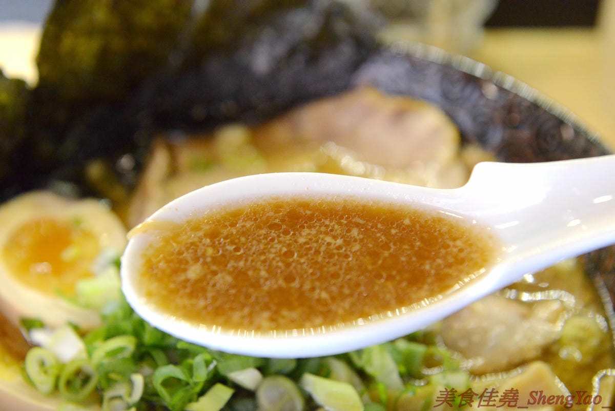 [台中烏日]狸匠豚骨拉麵 – 烏日新開幕的拉麵店,主打濃郁日式湯頭,口味可以選擇台灣口味或是日本口味,配料給得實在,150元左右價位非常親民。(店家邀約)