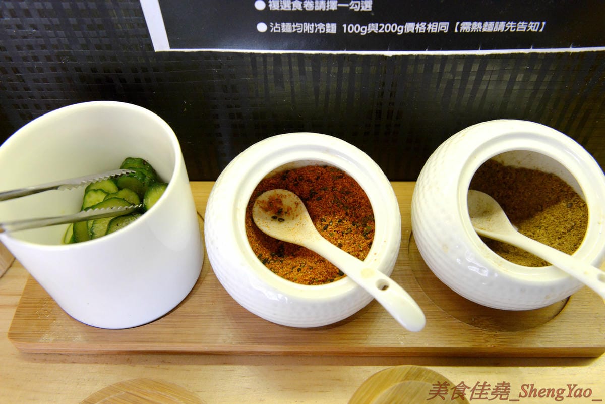 [台中烏日]狸匠豚骨拉麵 – 烏日新開幕的拉麵店,主打濃郁日式湯頭,口味可以選擇台灣口味或是日本口味,配料給得實在,150元左右價位非常親民。(店家邀約)