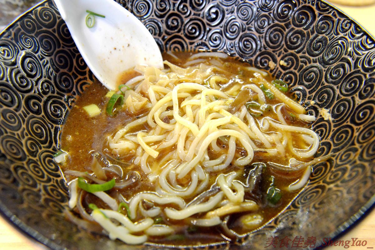 [台中烏日]狸匠豚骨拉麵 – 烏日新開幕的拉麵店,主打濃郁日式湯頭,口味可以選擇台灣口味或是日本口味,配料給得實在,150元左右價位非常親民。(店家邀約)