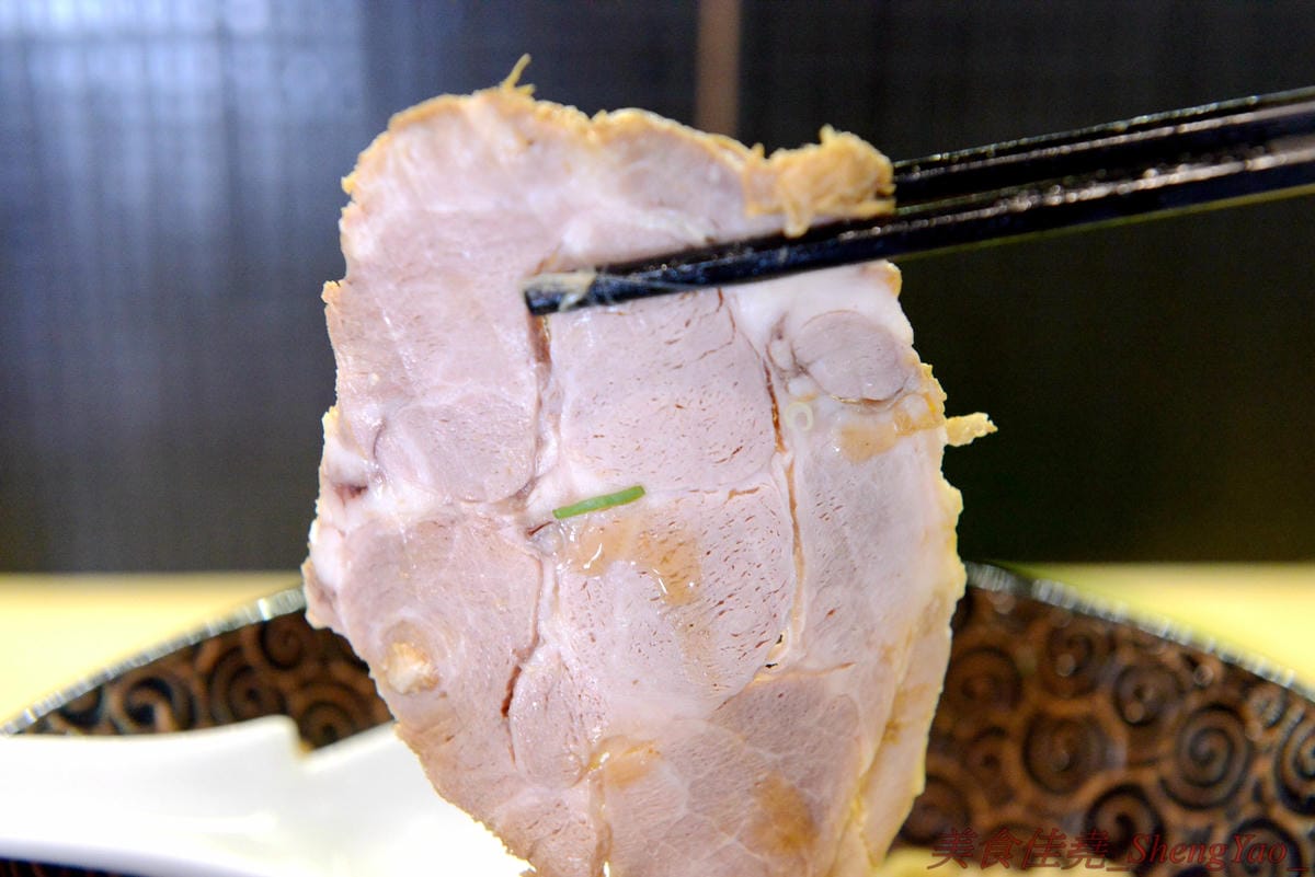 [台中烏日]狸匠豚骨拉麵 – 烏日新開幕的拉麵店,主打濃郁日式湯頭,口味可以選擇台灣口味或是日本口味,配料給得實在,150元左右價位非常親民。(店家邀約)