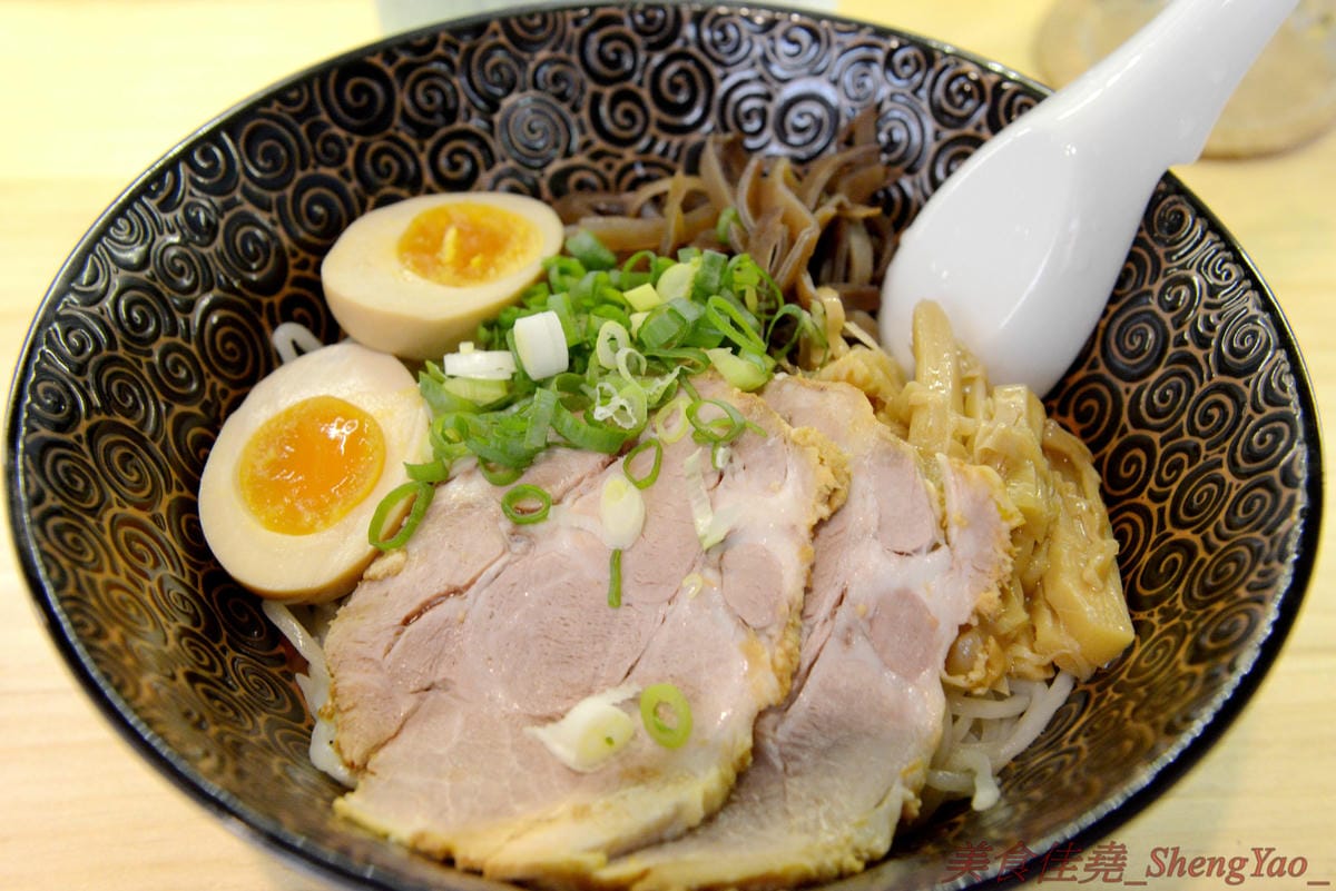 [台中烏日]狸匠豚骨拉麵 – 烏日新開幕的拉麵店,主打濃郁日式湯頭,口味可以選擇台灣口味或是日本口味,配料給得實在,150元左右價位非常親民。(店家邀約)