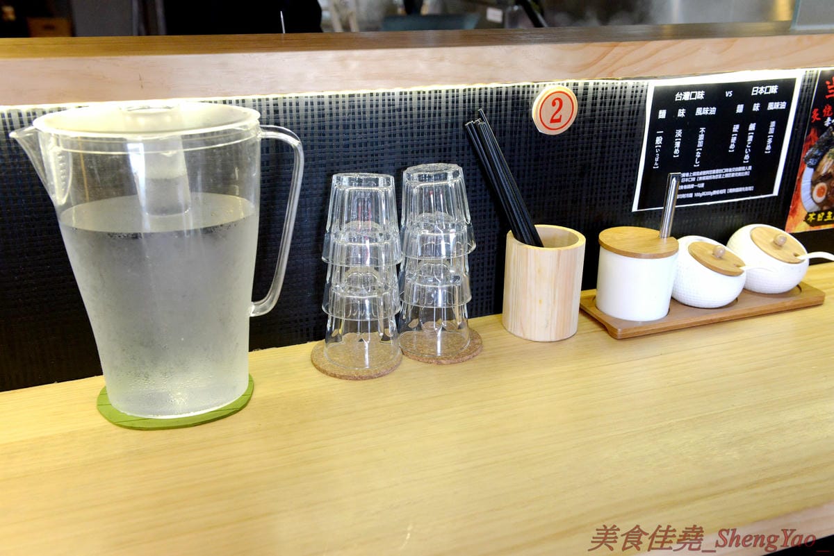 [台中烏日]狸匠豚骨拉麵 – 烏日新開幕的拉麵店,主打濃郁日式湯頭,口味可以選擇台灣口味或是日本口味,配料給得實在,150元左右價位非常親民。(店家邀約)