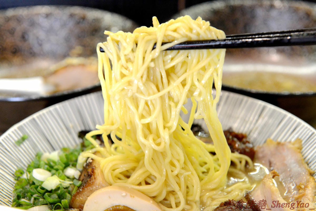 [台中烏日]狸匠豚骨拉麵 – 烏日新開幕的拉麵店,主打濃郁日式湯頭,口味可以選擇台灣口味或是日本口味,配料給得實在,150元左右價位非常親民。(店家邀約)