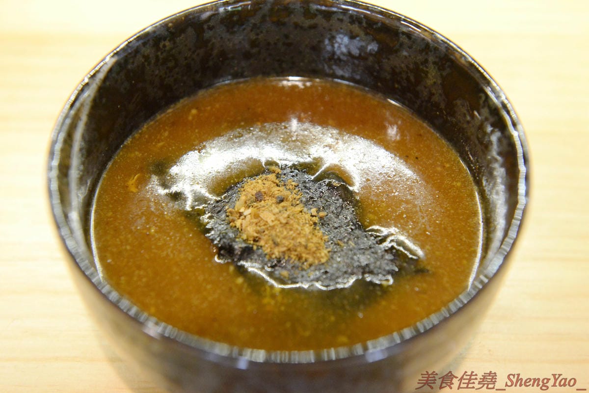 [台中烏日]狸匠豚骨拉麵 – 烏日新開幕的拉麵店,主打濃郁日式湯頭,口味可以選擇台灣口味或是日本口味,配料給得實在,150元左右價位非常親民。(店家邀約)