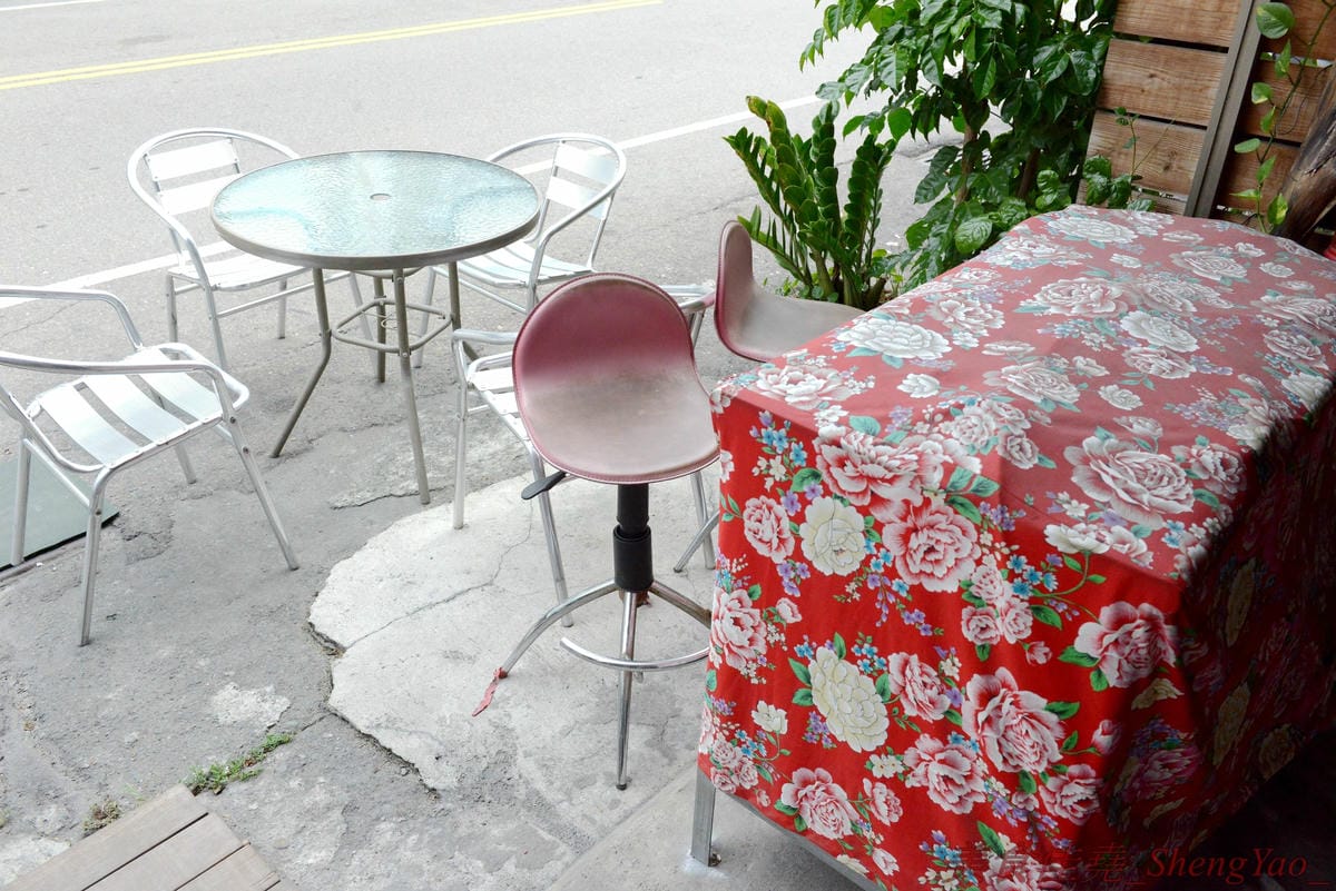 [台中烏日]蔡冰甜品店 – 看似不起眼的小冰店,冰品卻很好吃,從黑糖糖水到配料幾乎都是店家自己製作的,保證純天然不加防腐劑,吃得安心無負擔,大推招牌鳳梨冰和古早味花生牛奶冰。