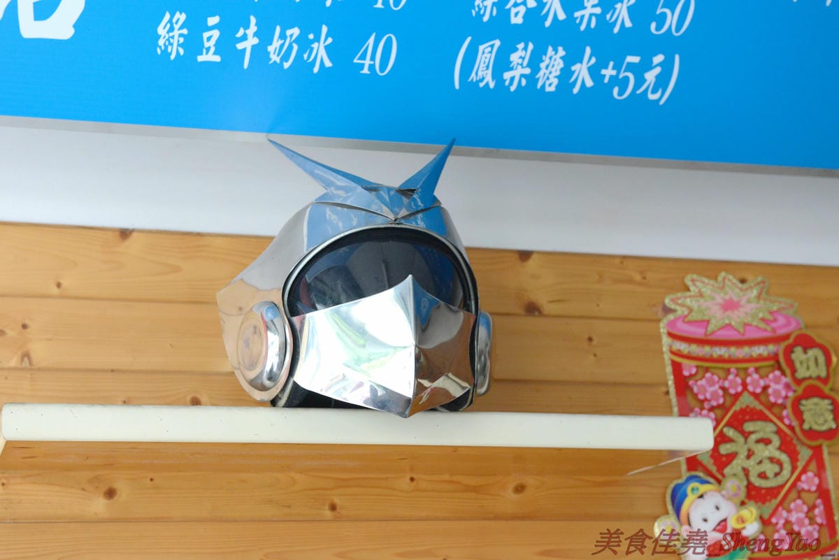 [台中烏日]蔡冰甜品店 – 看似不起眼的小冰店,冰品卻很好吃,從黑糖糖水到配料幾乎都是店家自己製作的,保證純天然不加防腐劑,吃得安心無負擔,大推招牌鳳梨冰和古早味花生牛奶冰。