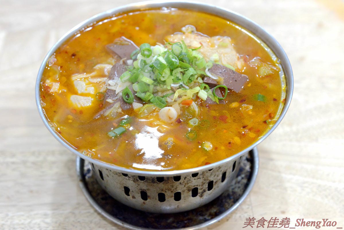 [台中清水]清水夜市街臭豆腐 – 清水的臭豆腐老店,下午5點才開始營業,客人絡繹不絕,麻辣臭豆腐必點,超級好吃又下飯,另外水晶雞肉飯和炒烏龍麵也都很推薦。