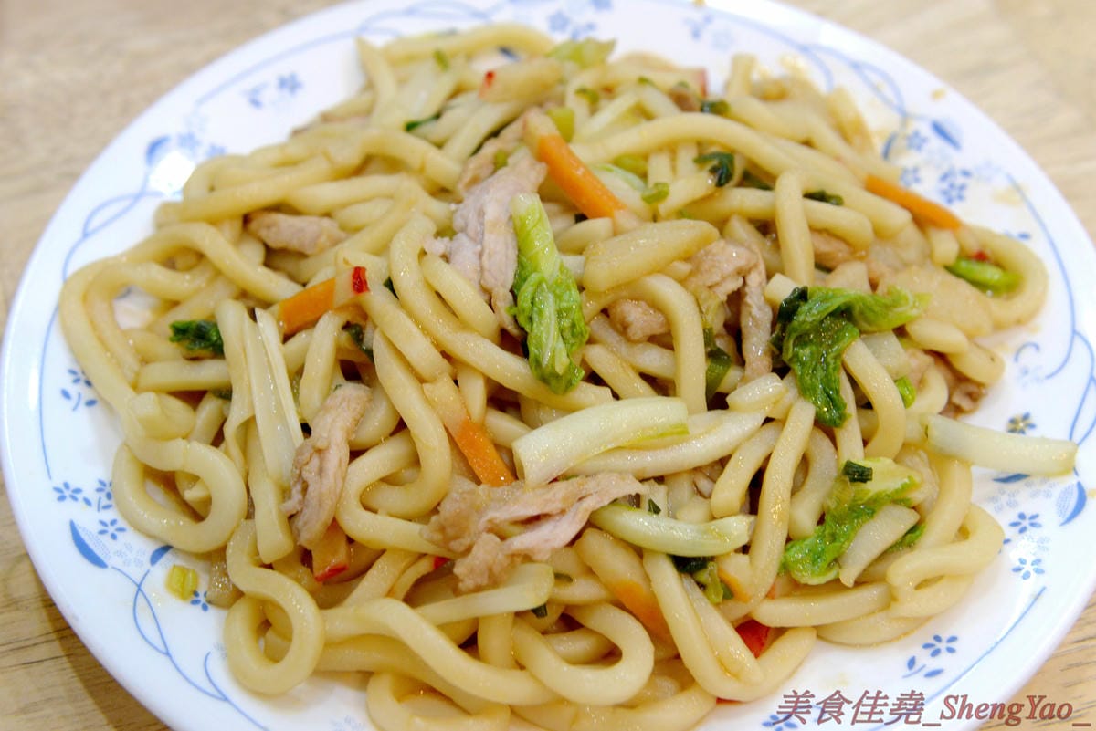 [台中清水]清水夜市街臭豆腐 – 清水的臭豆腐老店,下午5點才開始營業,客人絡繹不絕,麻辣臭豆腐必點,超級好吃又下飯,另外水晶雞肉飯和炒烏龍麵也都很推薦。