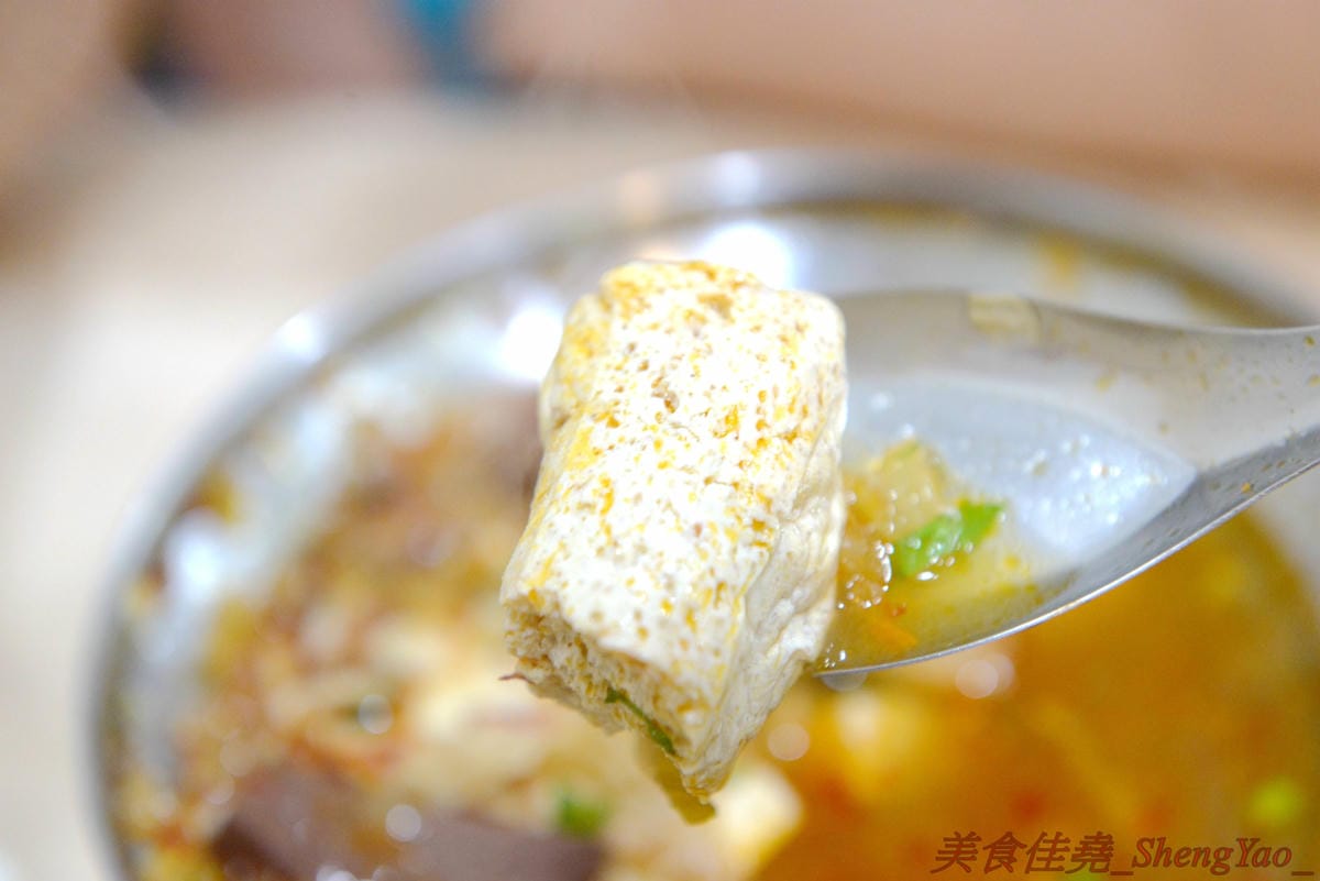 [台中清水]清水夜市街臭豆腐 – 清水的臭豆腐老店,下午5點才開始營業,客人絡繹不絕,麻辣臭豆腐必點,超級好吃又下飯,另外水晶雞肉飯和炒烏龍麵也都很推薦。