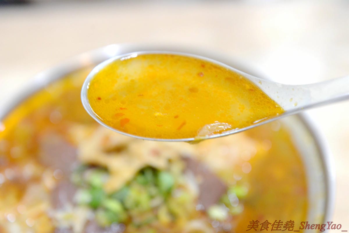 [台中清水]清水夜市街臭豆腐 – 清水的臭豆腐老店,下午5點才開始營業,客人絡繹不絕,麻辣臭豆腐必點,超級好吃又下飯,另外水晶雞肉飯和炒烏龍麵也都很推薦。
