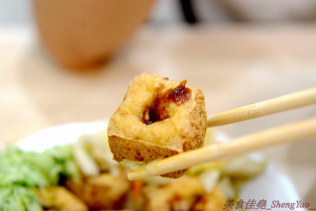 [台中清水]清水夜市街臭豆腐 – 清水的臭豆腐老店,下午5點才開始營業,客人絡繹不絕,麻辣臭豆腐必點,超級好吃又下飯,另外水晶雞肉飯和炒烏龍麵也都很推薦。