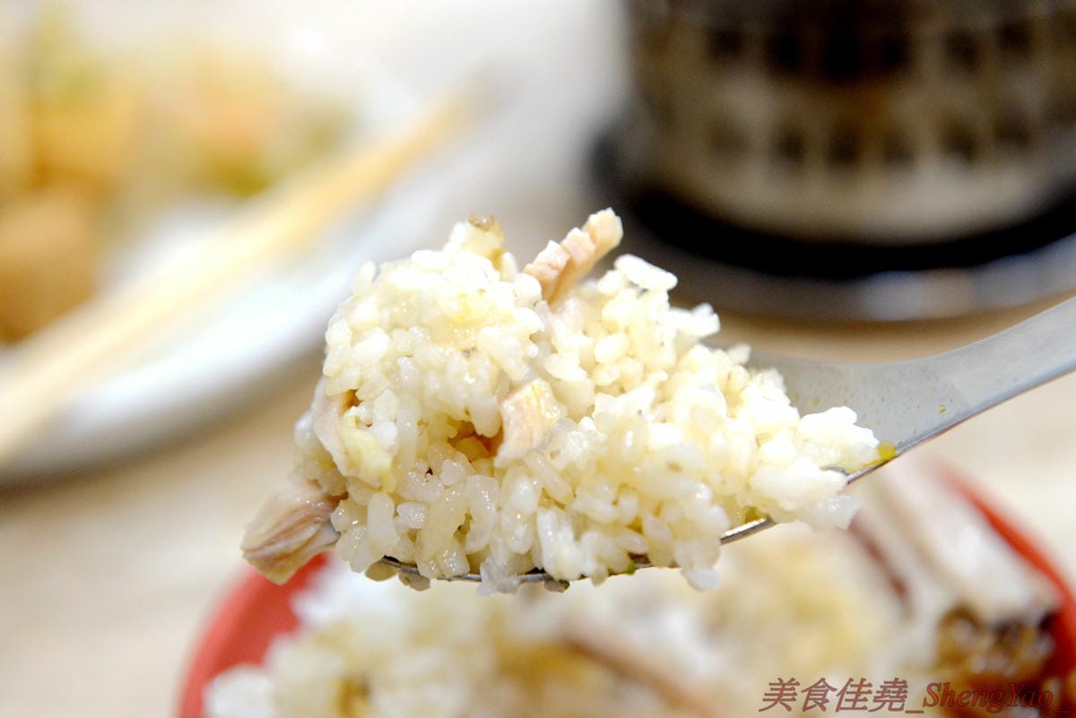 [台中清水]清水夜市街臭豆腐 – 清水的臭豆腐老店,下午5點才開始營業,客人絡繹不絕,麻辣臭豆腐必點,超級好吃又下飯,另外水晶雞肉飯和炒烏龍麵也都很推薦。