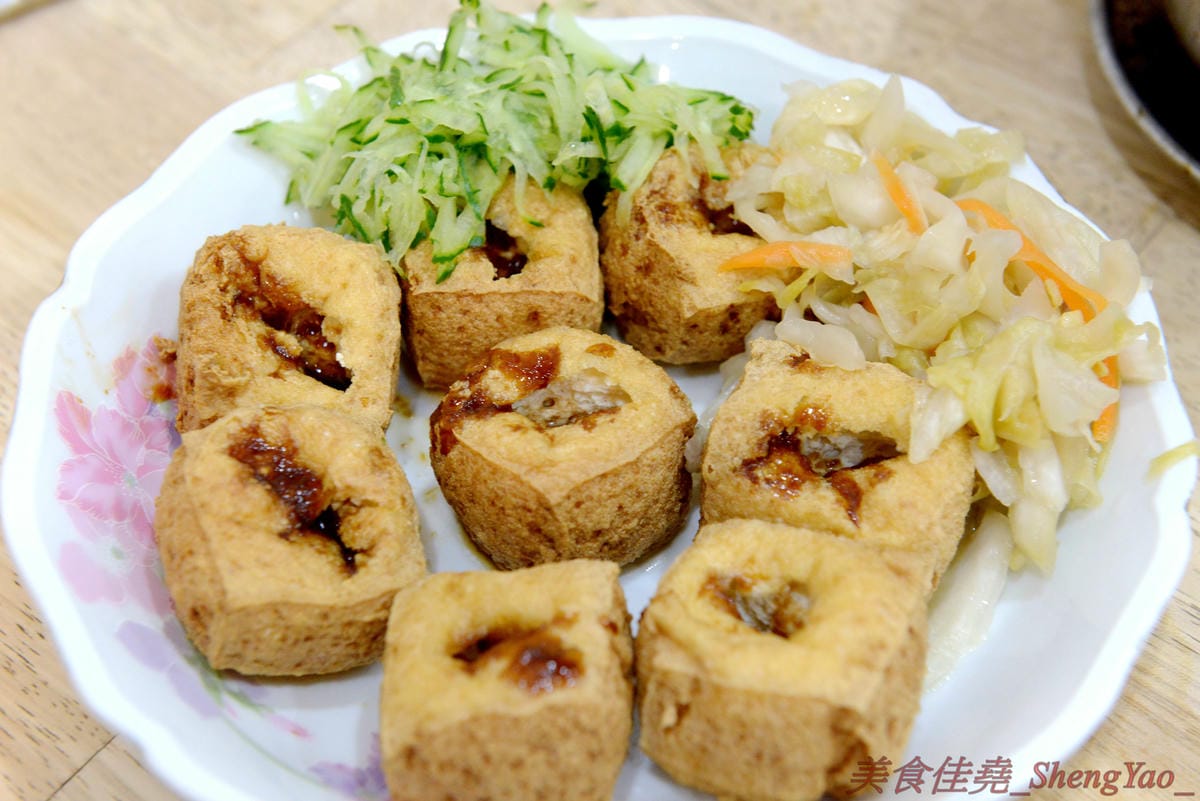 [台中清水]清水夜市街臭豆腐 – 清水的臭豆腐老店,下午5點才開始營業,客人絡繹不絕,麻辣臭豆腐必點,超級好吃又下飯,另外水晶雞肉飯和炒烏龍麵也都很推薦。