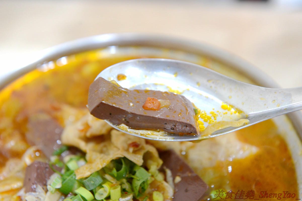 [台中清水]清水夜市街臭豆腐 – 清水的臭豆腐老店,下午5點才開始營業,客人絡繹不絕,麻辣臭豆腐必點,超級好吃又下飯,另外水晶雞肉飯和炒烏龍麵也都很推薦。