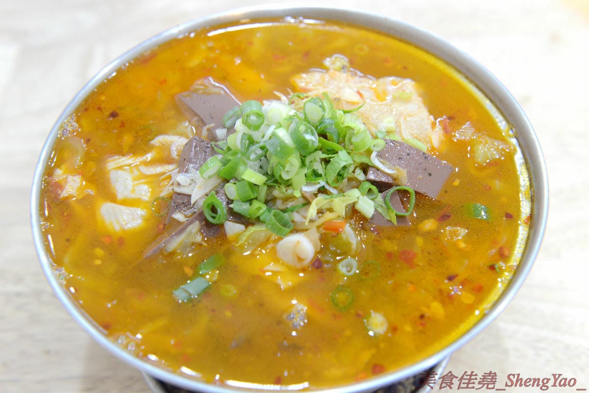 [台中清水]清水夜市街臭豆腐 – 清水的臭豆腐老店,下午5點才開始營業,客人絡繹不絕,麻辣臭豆腐必點,超級好吃又下飯,另外水晶雞肉飯和炒烏龍麵也都很推薦。