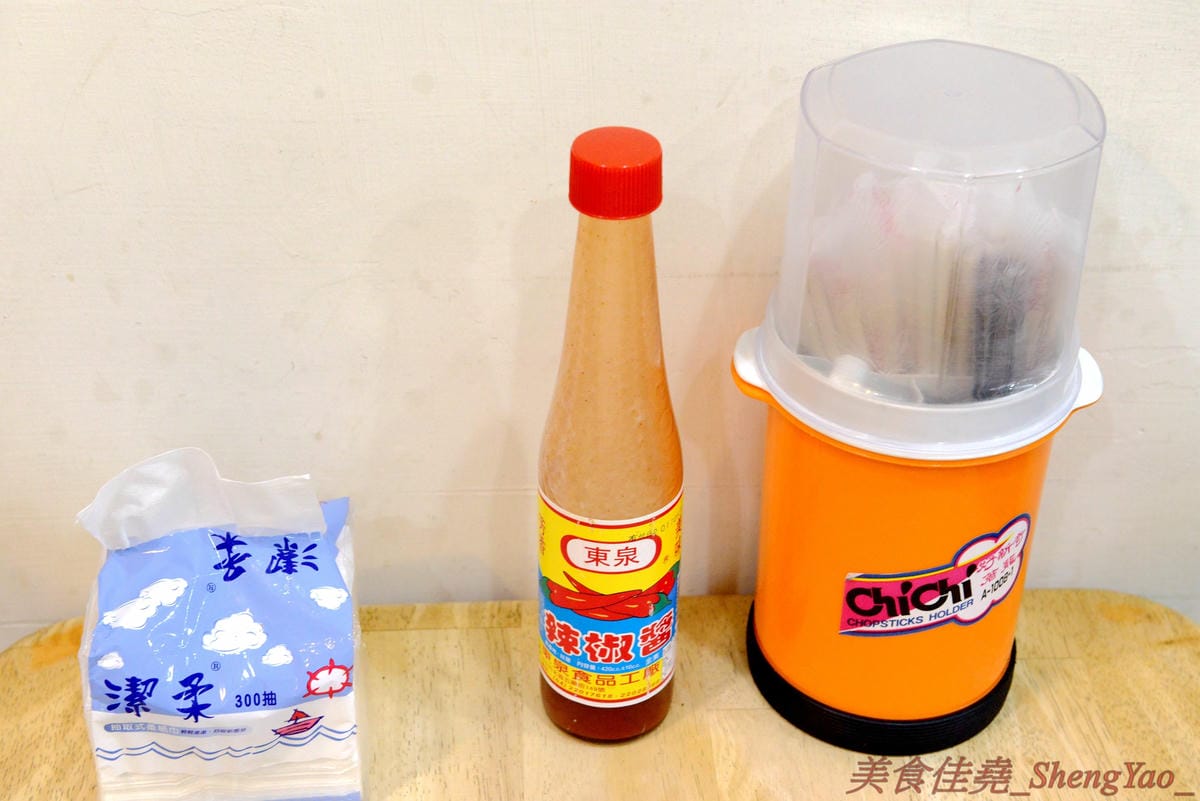 [台中清水]清水夜市街臭豆腐 – 清水的臭豆腐老店,下午5點才開始營業,客人絡繹不絕,麻辣臭豆腐必點,超級好吃又下飯,另外水晶雞肉飯和炒烏龍麵也都很推薦。