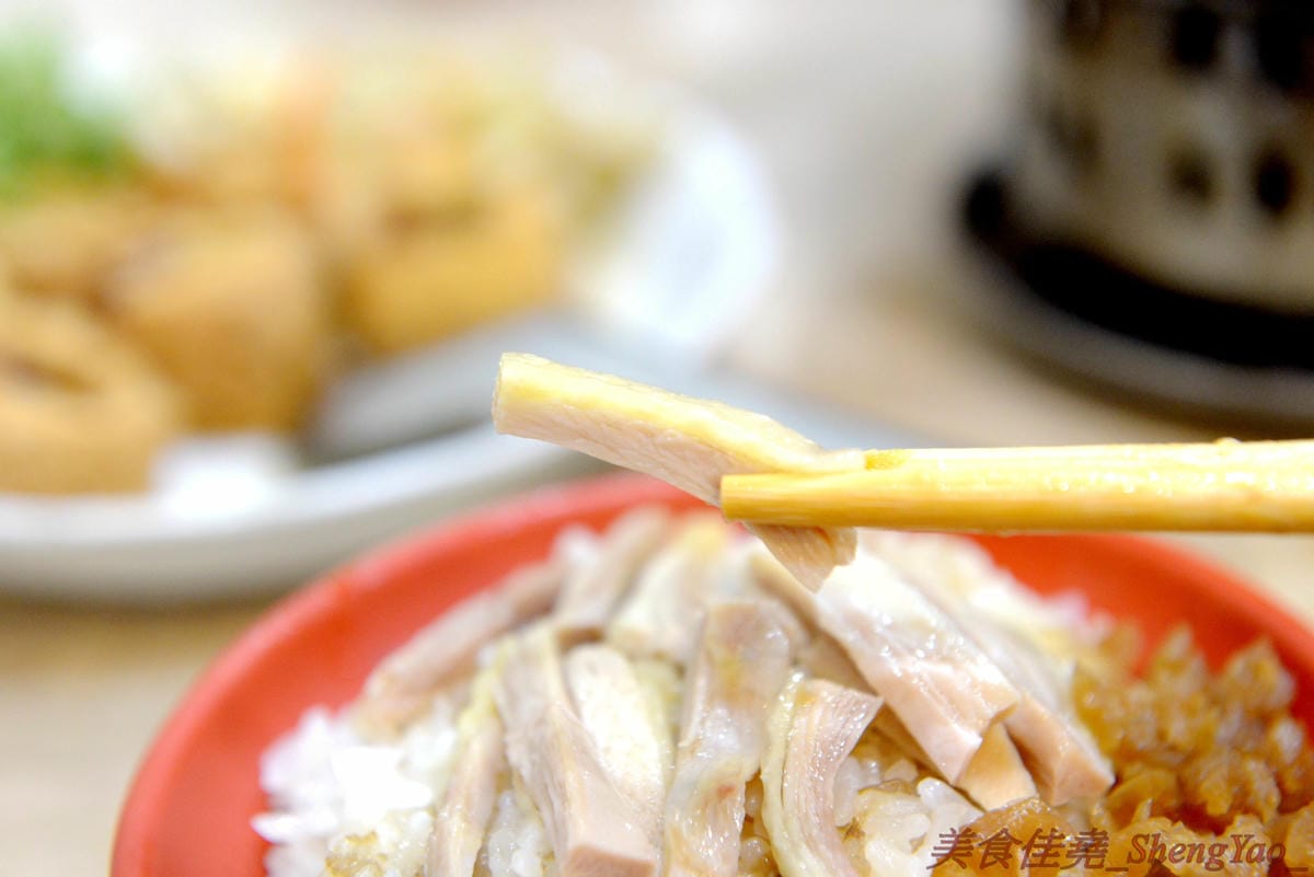[台中清水]清水夜市街臭豆腐 – 清水的臭豆腐老店,下午5點才開始營業,客人絡繹不絕,麻辣臭豆腐必點,超級好吃又下飯,另外水晶雞肉飯和炒烏龍麵也都很推薦。