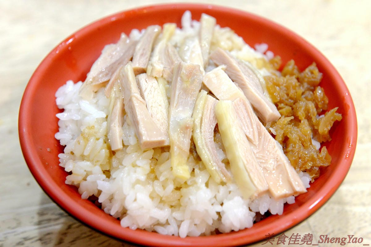 [台中清水]清水夜市街臭豆腐 – 清水的臭豆腐老店,下午5點才開始營業,客人絡繹不絕,麻辣臭豆腐必點,超級好吃又下飯,另外水晶雞肉飯和炒烏龍麵也都很推薦。
