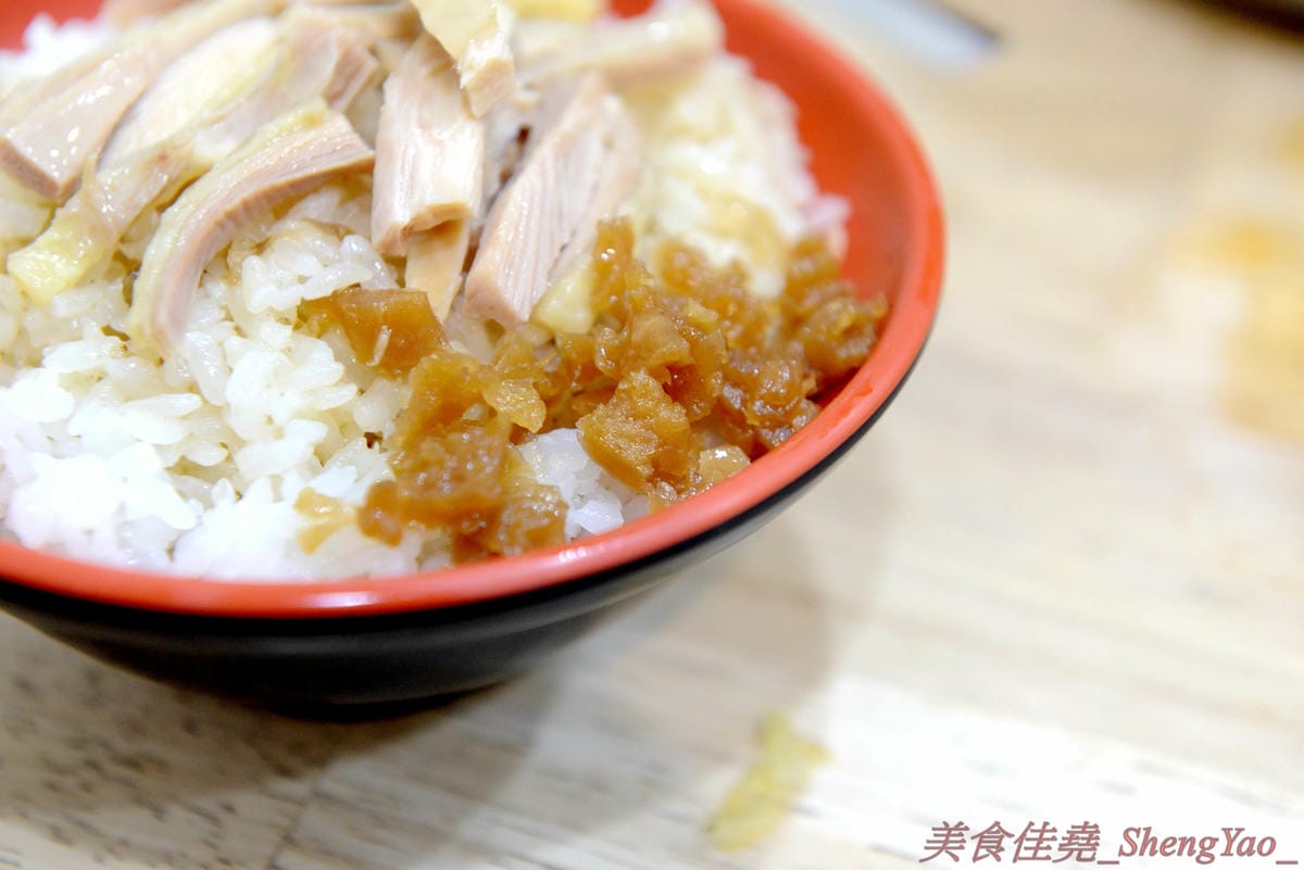 [台中清水]清水夜市街臭豆腐 – 清水的臭豆腐老店,下午5點才開始營業,客人絡繹不絕,麻辣臭豆腐必點,超級好吃又下飯,另外水晶雞肉飯和炒烏龍麵也都很推薦。