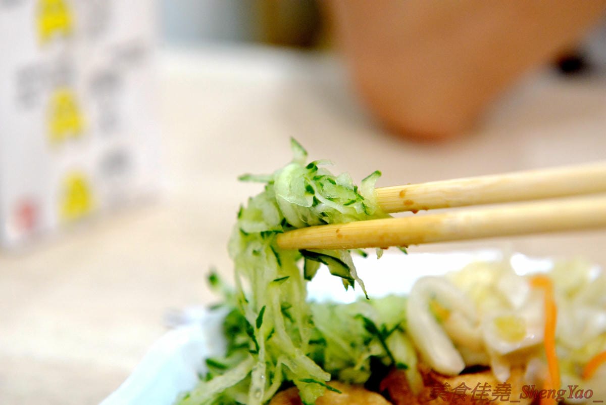 [台中清水]清水夜市街臭豆腐 – 清水的臭豆腐老店,下午5點才開始營業,客人絡繹不絕,麻辣臭豆腐必點,超級好吃又下飯,另外水晶雞肉飯和炒烏龍麵也都很推薦。